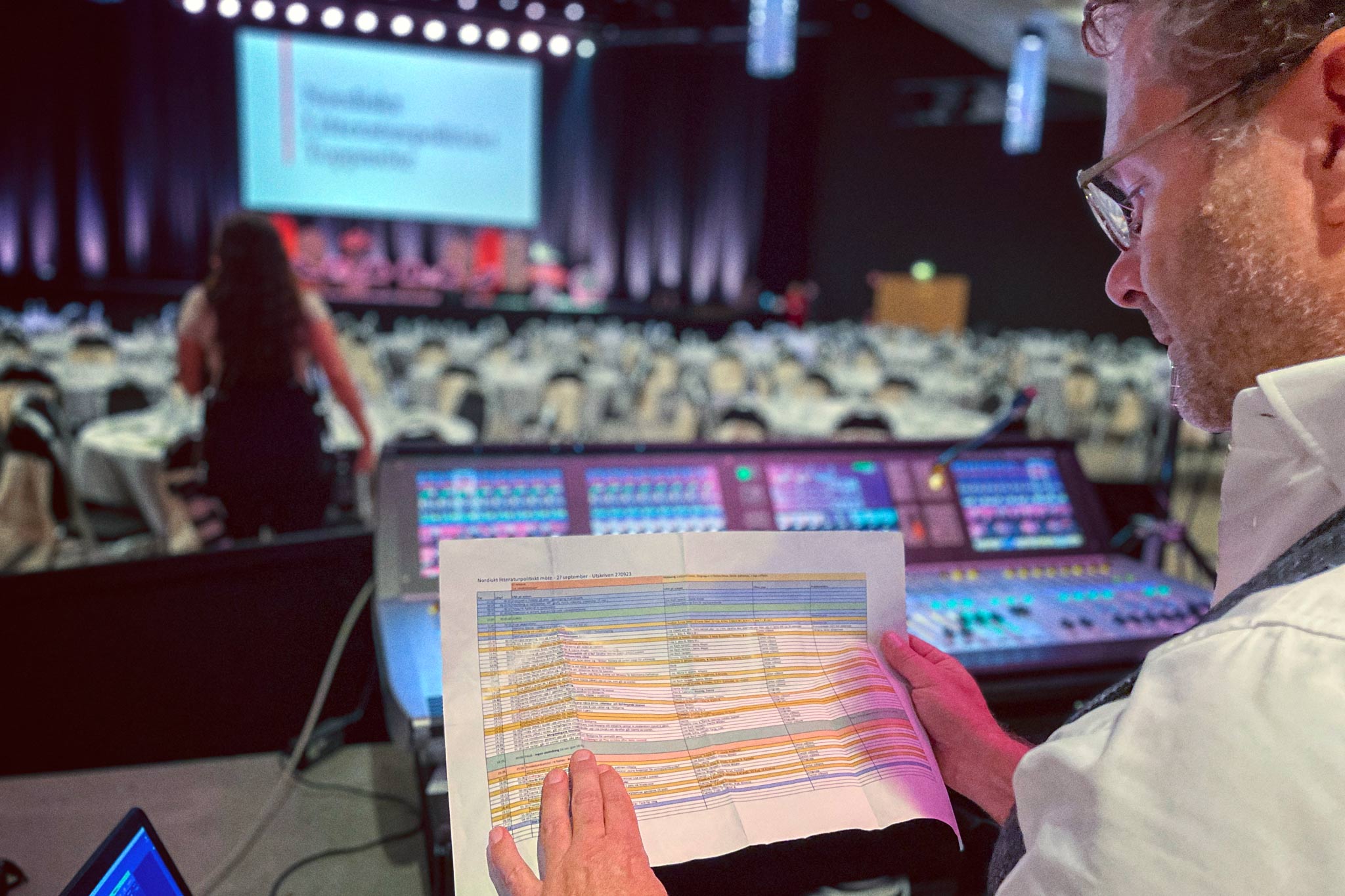 Martin Örnroth surrounded by technology while planning for the digital part of the event Nordiskt Litteraturpolitiskt Toppmöte, at Bokmässan 2023, in Gothenburg, Sweden.